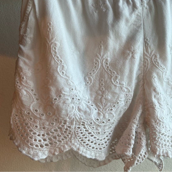 White Short🤍🌼 - Picture 2 of 4
